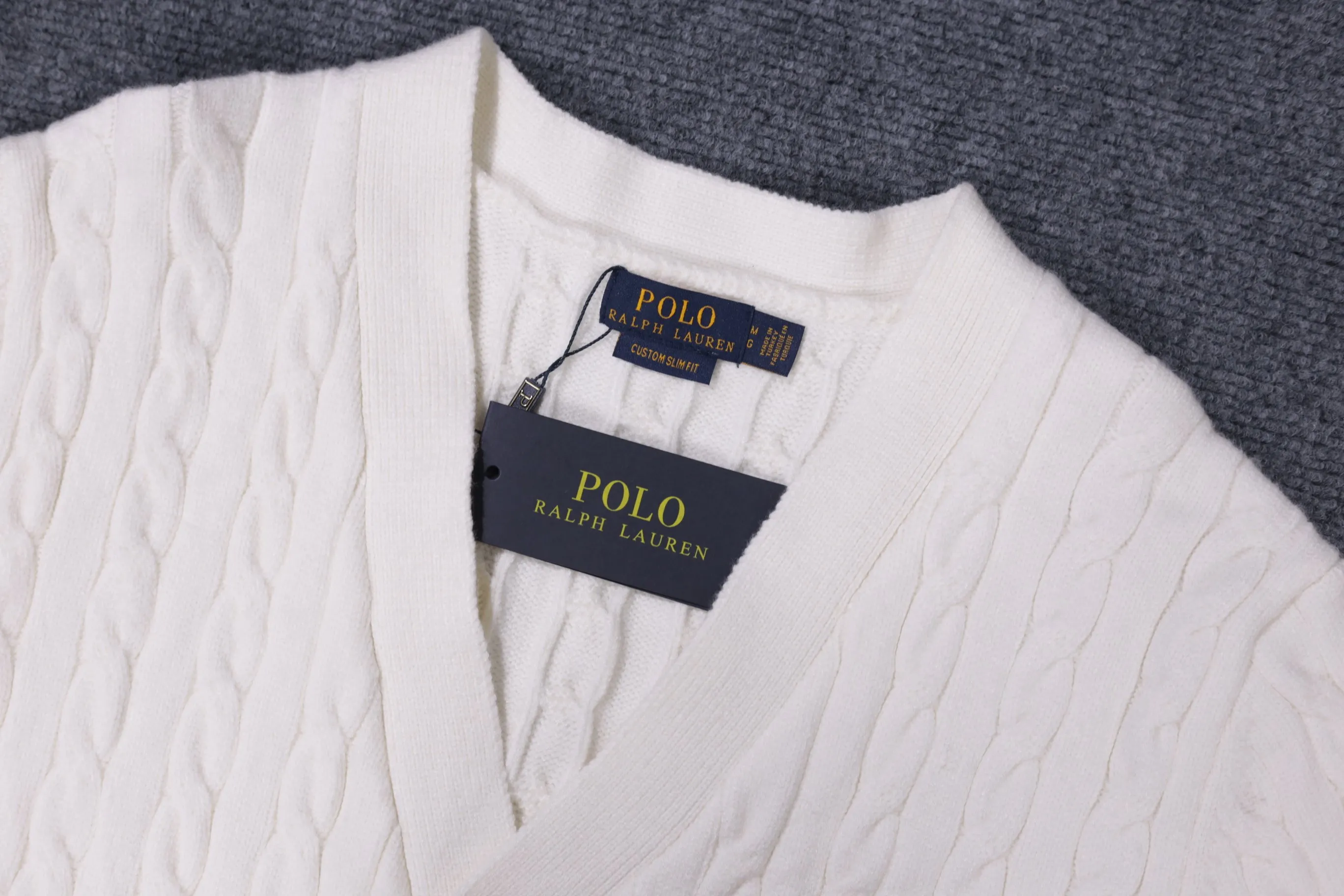 P300 style number D06) 2025 Ralph Lauren #ootddailywear #秋winter sweater #knitwear wear #ralph lauren sweater #can be worn by both men and women. Finally, after the Ralph men's twist sweater full-zip bra top is available, it is finally here. The most popular sweater full-button bra top is a limited edition every year. There will not be many styles in the store! Ralph Lauren Men's Button Twist Open Chest Sweater [The shape is really nice. It can be worn alone or as a jacket. It can also be worn with a shirt underneath ~ 100% pure cotton #Practical wear. Colors, white, navy blue, khaki, gray, size S to XL